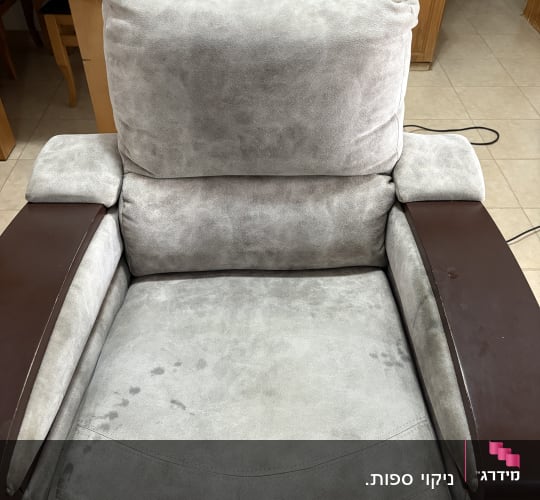 כורסה עם כתמים לפני ניקוי